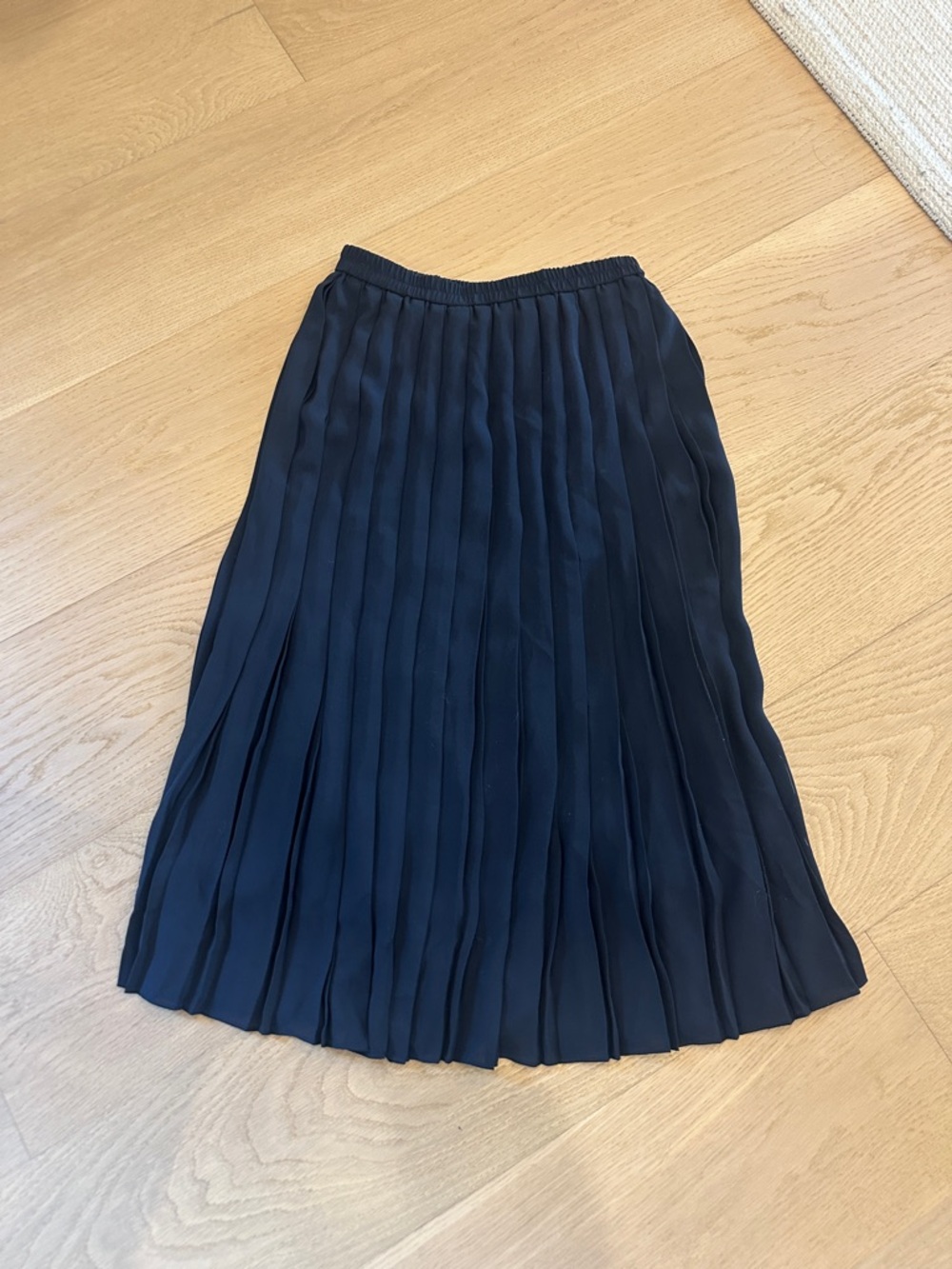 Uniqlo Pleated Midi Skirt in Navy